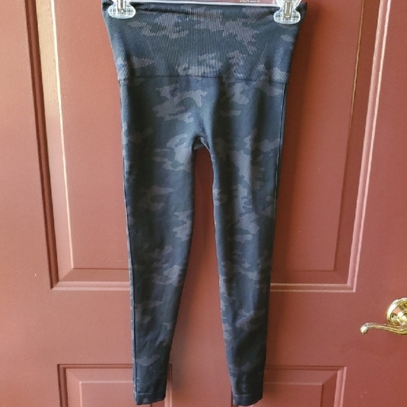 SPANX Gray Shapewear with Mottled Design and Elastic Waistband - Picture 1 of 9
